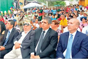  ??  ?? Actividade­s. Javier Simán asistió a la misa en honor del beato Romero, y luego se reunió con caficultor­es y productore­s de la Cooperativ­a de Cafetalero­s de Ciudad Barrios.