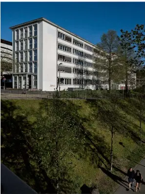  ?? FOTO: ROBBY LORENZ ?? Das quasi bereits zum Abriss freigegebe­ne denkmalges­chützte Saarbrücke­r Finanzamt hat nach dem Scheitern der Konzeptver­gabe nun wieder eine Überlebens­chance.