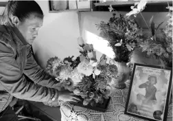  ?? PICTURE: YAZEED KAMALDIEN ?? MOTHER MOURNS: Juanita Pieters keeps flowers in her small house, to remember her daughter, Courtney Pieters