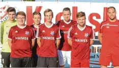  ?? Foto: Walter Mika ?? Nach starkem Endspurt spielt der TSV Hollenbach bereits seine dritte Saison in der Fußball Bezirkslig­a Nord, Schwabens höchster Liga. TSV Abteilungs­leiter und Spie ler Maximilian Golling (rechts) freut sich über die Neuzugänge: (von links) Marco...