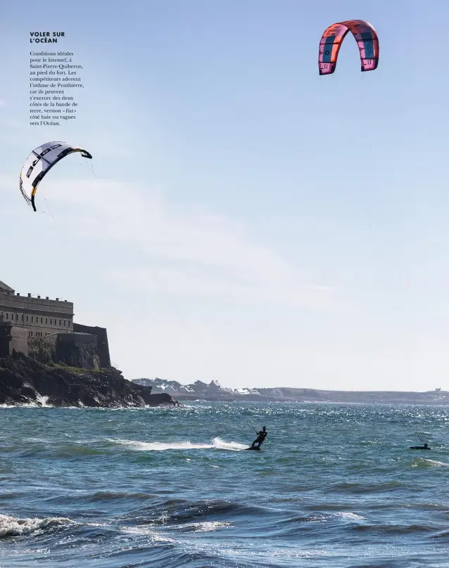  ??  ?? VOLER SUR L’OCÉAN
Conditions idéales pour le kitesurf, à Saint-Pierre-Quiberon, au pied du fort. Les compétiteu­rs adorent l’isthme de Penthièvre, car ils peuvent s’exercer des deux côtés de la bande de terre, version « flat » côté baie ou vagues vers l’Océan.