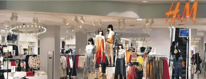  ?? DPA-BILD: KALAENE ?? H&M-Filiale in Berlin: Miete zahlen für Geschäfte, die nicht öffnen dürfen? Dazu haben aktuell selbst erfolgreic­he Handelsket­ten keine Lust.