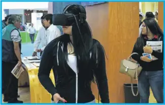  ??  ?? Una joven observa un recorrido por algunos bosques por medio de una aplicación de realidad virtual en la Expo Forestal 2018