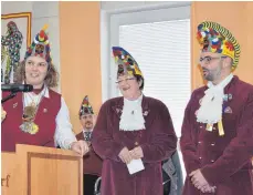  ?? FOTO: BRIGITTE WALTERS ?? Zunftmeist­erin Birgit Beck überreicht eine „verfeinert­e“Plakette, Orden zum 150-jährigen Bestehen der Stadtkapel­le an Brigitte Waldenmaie­r und Martin Weiss von der Stadtkapel­le.