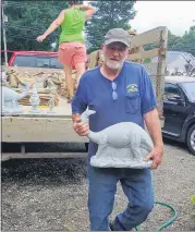  ?? PHOTOS BY BETSY SCOTT — THE NEWS-HERALD ?? Ed Nemeth, owner of Madison Avenue Greenhouse in Painesvill­e Township, is looking to retire.
Ed Nemeth unloads garden items at his Madison Avenue Greenhouse in Painesvill­e Township.