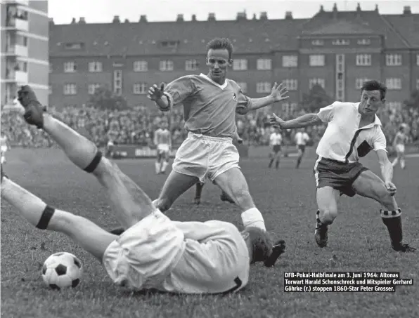  ??  ?? DFB-Pokal-Halbfinale am 3. Juni 1964: Altonas Torwart Harald Schonschre­ck und Mitspieler Gerhard Göhrke (r.) stoppen 1860-Star Peter Grosser.