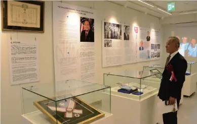  ?? The Yomiuri Shimbun ?? Yasumoto Matsuzaki looks at items on display at the Daniel Inouye Museum in Yame, Fukuoka Prefecture, on April 23.