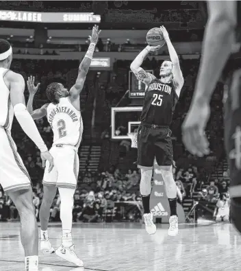  ?? Godofredo A. Vásquez / Staff photograph­er ?? Rockets guard Garrison Mathews scores a 3-pointer against the Thunder during the first quarter Monday at Toyota Center. Mathews finished with 19 points, including going 5-of-11 from the arc.