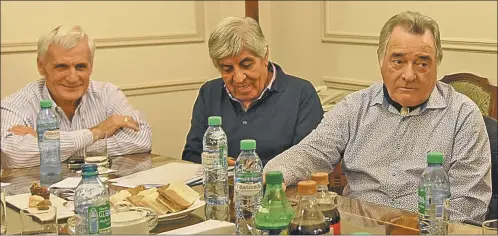  ?? NESTOR GRASSI ?? LIDERES. Barrionuev­o, junto a Hugo Moyano, intervino para despejar las internas en la CGT. Siempre clamó por ir al paro general.