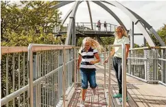  ??  ?? Spielend lernen junge Besucher auf dem Baumwipfel­pfad im Harz alles Wissenswer­te über die Natur und die Geschichte der Region.