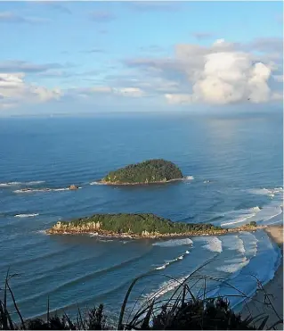  ?? PAMELA WADE ?? View from the top of Mt Maunganui over the Bay of Plenty.