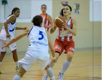  ?? (Photo P. Magoni) ?? Elodie Decker, infatigabl­e pendant cette rencontre, a emmené ses coéquipièr­es vers une  victoire en autant de match.