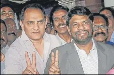  ?? PTI ?? Mohammad Azharuddin (left) flashes the victory sign.