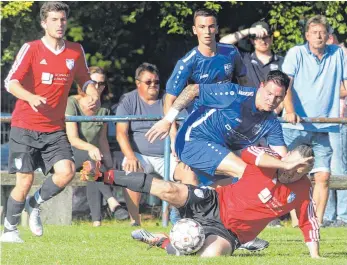  ?? FOTO: HKB ?? Ging nach seiner Einwechslu­ng gegen den FC SWN mit kämpferisc­hen Einsatz voran: Andreas Wetzel (am Boden), Spielertra­iner der SG Liptingen/Emmingen.