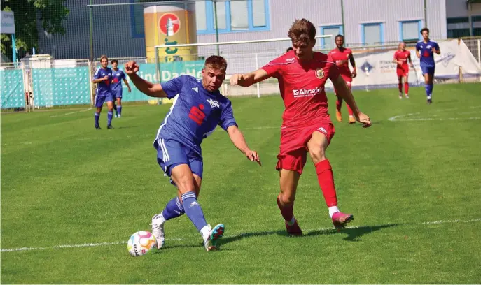  ?? FOTO: THOMAS KRAUSE ?? Die FCN-Fußballer um Jannik Witte (links) könnten in die Oberliga aufsteigen.