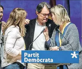  ?? DAVID AIROB ?? Artur Mas acompañado de Marta Pascal y Neus Munté, ayer