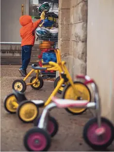  ?? ROBERTO E. ROSALES/JOURNAL ?? A preschoole­r reaches for a helmet during morning recess last month at Christina Kent Early Childhood Center in Albuquerqu­e. A proposed constituti­onal amendment would boost funding to help prepare children for kindergart­en.