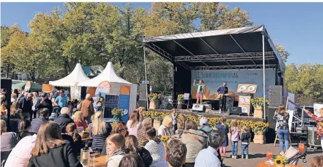  ?? RP-FOTOS: TAK (4), AK (2) ?? Der Dr.-Franz-Schütz-Platz war gut gefüllt, kleine Besucher tanzten zur Musik der Pia-Nino-Band.