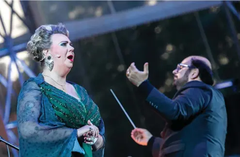  ??  ?? Primadonna und Star des Abends ist die ukrainisch­e Sopranisti­n Yulianna Bawarska – hier mit Myron Michailidi­s (Musikalisc­he Leitung).
FOTO: SASCHA FROMM