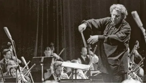  ?? Foto: Georgi Licovski, EPA, dpa ?? Der griechisch­e Komponist Mikis Theodoraki­s, als er 1977 das Mazedonisc­he Philharmon­ische Orchester und das Orchester der Mazedonisc­hen Oper während einer Auffüh‰ rung von „Zorba the Greek“dirigierte.