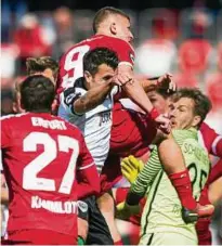  ??  ?? Getümmel: Uzan überspring­t alle – doch Münsters Al-hazaimeh (nicht im Bild) rettet für sein Team.