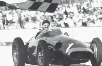  ?? FOTO: ALBERT RIETHAUSEN/DPA ?? Juan Manuel Fangio gewinnt am 4. August 1957 auf dem Nürburgrin­g ein denkwürdig­es Rennen.