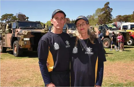  ?? Photo: Alexia Austin ?? AWARENESS: Stephen and Wendy-Leigh Osborne talk about their own battles with PTSD while at the Stand Tall for PTSD Invictus Military Convoy stop in Toowoomba.