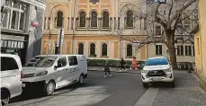  ?? ?? Dvojitý prohřešek Před Španělskou synagogou dělníci odstavili svoje auto na chodník. Druhé odstavili naproti v modré zóně, ale parkovalo rovněž nelegálně, protože nemělo parkovací oprávnění.
Foto 4x: A. Hejduk, MF DNES