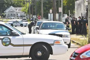  ?? STAFF PHOTO BY TIM BARBER ?? Chattanoog­a police block intersecti­ons leading to Bailey Avenue following reports of a bomb threat at the Southeast Federal Credit Union on Wednesday.