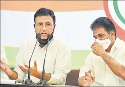  ??  ?? Congress leaders KC Venugopal (right) and Randeep Singh Surjewala addressing a press conference at the All India Congress Committee (AICC) headquarte­rs in New Delhi on Monday.