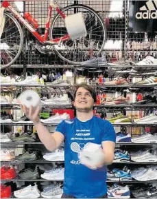  ?? FOTO: PRIVAT ?? Auch mit Klorollen lässt es sich jonglieren, wie Nico Remane von „Harry’s Sportshop“beweist.