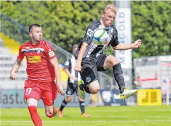  ?? FOTO: PETER SCHLIPF ?? Thorsten Schulz (rechts) und der VfR Aalen treten am kommenden Samstag beim TSV Ofterdinge­n im Verbandspo­kal an.