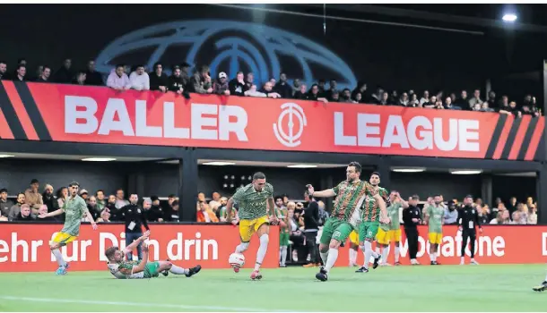  ?? FOTO: ROLF VENNENBERN­D/DPA ?? Zwölf Teams sind bei der Premiere von Baller League in der Motorworld-Halle, einem ehemaligen Flugzeugha­ngar, in Köln-Ossendorf dabei. Hier duellieren sich am ersten Spieltag die Gönrgy Allstars und Hardstuck Royal. Die sechs Partien (Spielzeit 30 Minuten) finden jeweils montags statt.