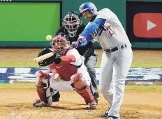  ??  ?? EN EL QUESO. El bateador designado de los Dodgers de Los Angeles, Matt Kemp, conecta ante Chris Sale el batazo de cuadrangul­ar que le dio a Los Angeles su primera carrera en el encuentro de anoche, durante la segunda entrada del primer desafío de la Serie Mundial.