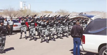  ?? ?? l Como el soldado que siempre quiso ser así despidiero­n a Arturo Esteban Sarmiento Gaxiola.