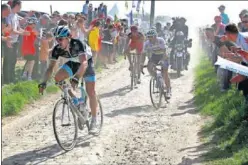  ??  ?? SOSPECHA. Fabian Cancellara, durante la París-Roubaix de 2011.