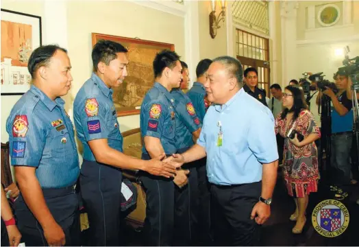  ?? (CAPITOL PIO FOTO) ?? MODELS. Provincial Gov. Hilario Davide III congratula­tes awardees of the Cebu Provincial Police Office. A Swat officer, meanwhile, will face an investigat­ion after pointing a gun while drunk at a taxi driver. The probe was ordered by no less than OIC...