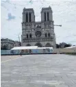  ?? FOTO: DPA ?? Menschenle­er: der Vorplatz der Kathedrale Notre-Dame de Paris auf der Seine-Insel Île de la Cité.