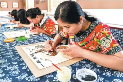  ?? PHOTOS BY WANG ZIRUI / FOR CHINA DAILY ?? Women make grain pictures at a workshop in Shoudong village, Hebei province.