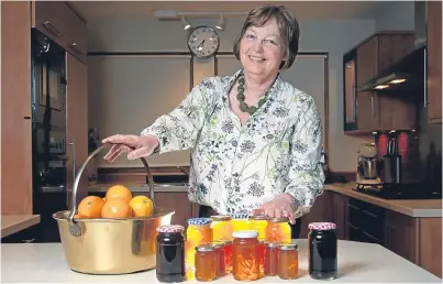  ?? Picture: Tina Norris. ?? Shona Leckie at home with some of her award-winning marmalade.