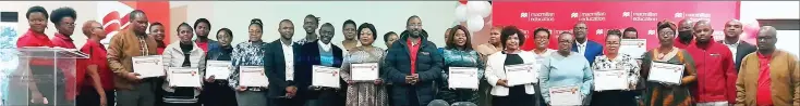  ?? (Pics: Vumile Mavimbela) ?? Bookseller­s pose with the MD (centre front) and Macmillan staff after recieving certificat­es of appreciati­on from Macmillan Education.