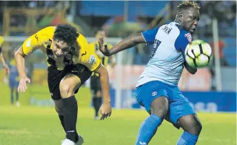  ??  ?? ACCIÓN. Jhow Benavídez y Wilmer Crisanto en pos del balón durante el partido de ayer.