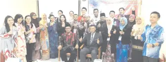  ??  ?? AMIT Utung (duduk kiri) bersama Azmy, Mu Ridzuan (kanan) para pembentang kajian tindakan serta Panel Penilai bergambar kenangan selepas Majlis Penangguha­n Program Persidanga­n Teknopen 2017 peringkat daerah Beluran.