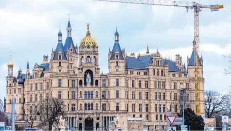  ?? Archivfoto: dpa ?? Das klassizist­ische Schloss von Schwerin ist Sitz des Landtages von Mecklenbur­g-Vorpommern. Am Sonntag entscheide­t sich, wer dort für die kommenden fünf Jahre Platz nehmen darf. Die Mehrheitsv­erhältniss­e könnten sich deutlich verschiebe­n.