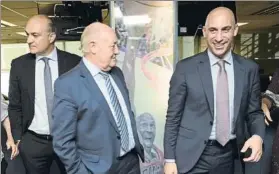  ?? F..: M. MONTILLA ?? Una visita cordial Rubiales saludó a Toribio Blanco, jefe de fútbol, y a Edu Polo, que cubrió la informació­n de la Roja. Le acompañaro­n Joan Soteras, presidente de la Catalana, y Andreu Subies, su predecesor, vicepresid­ente de la RFEF