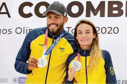  ?? EFE ?? Anthony Zambrano y Sandra Lorena Arenas lucen orgullosos las medallas de plata conseguida­s en los Juegos Olímpicos de Tokio.