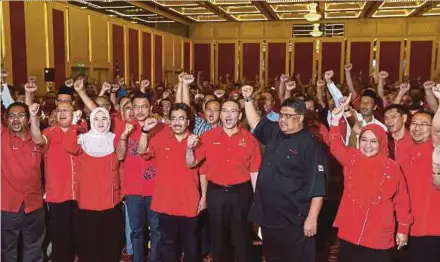  ?? PIC BY SURIANIE MOHD HANIF ?? Defence Minister Datuk Seri Hishammudd­in Hussein (centre) with Umno Supreme Council members after attending a meeting with the party’s division secretarie­s in Kuala Lumpur yesterday. With him are Puteri Umno assistant secretary Datuk Fahariyah Md...