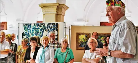  ?? Foto: Hans Gusbeth ?? Viele Gäste, unter ihnen zahlreiche ehemalige Schüler, konnte Paul Menz bei der Vernissage im Foyer des Lauinger Rathauses begrüßen.