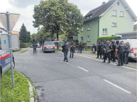  ?? FOTO: NEUE ?? Polizeiein­heiten warten in der Nähe des Tatortes in Bregenz.