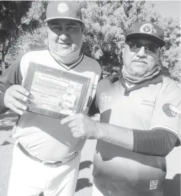  ?? EFRÉN GARCÍA ?? > Ramón Uzárraga (izquierda) será el homenajead­o en la Liga de Beisbol Jorge Ávila-Promociona­l.